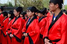山东曲阜:660名学生行拜师礼 感受传统文化(