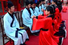 山东曲阜:660名学生行拜师礼 感受传统文化(