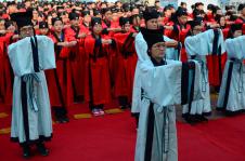 山东曲阜:660名学生行拜师礼 感受传统文化(