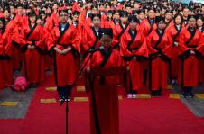 山东曲阜:660名学生行拜师礼 感受传统文化(