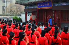 山东曲阜:660名学生行拜师礼 感受传统文化(