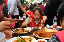 西安:一火锅店举办吃辣达人赛40名选手角逐