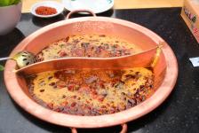 西安:一火锅店举办吃辣达人赛40名选手角逐