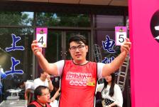 西安:一火锅店举办吃辣达人赛40名选手角逐