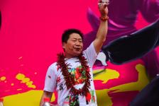 西安:一火锅店举办吃辣达人赛40名选手角逐