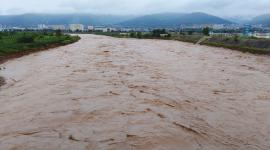 甘肃天水暴雨过后渭河暴涨,平安通过麦积城区