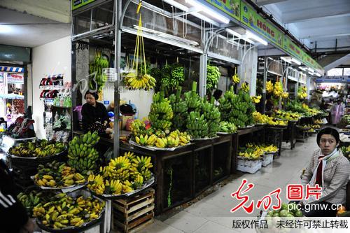 <em>越南</em>岘港自由市场上的<em>香蕉</em>商铺_光明图片