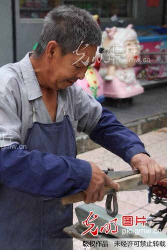 磨剪子嘞戗菜刀_新闻--人物_ 光明图片