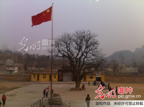 大山里我们质朴的学校_峰峰郭振芳