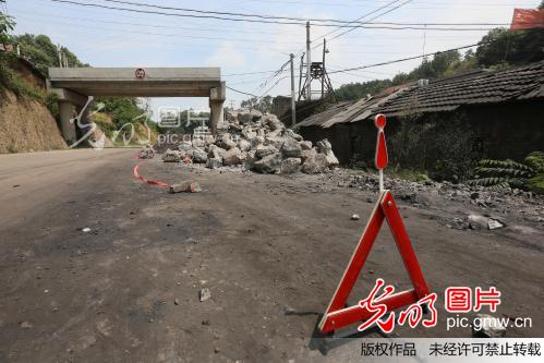 湖南娄底发生车祸造成2人死亡(