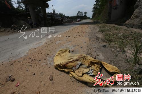 湖南娄底发生车祸造成2人死亡(