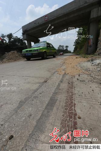 湖南娄底发生车祸造成2人死亡(