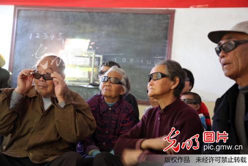 河南安阳:留守老人看3D电影 感受身临其境_