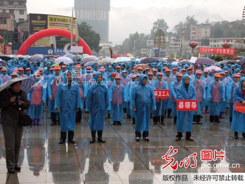 湖北宣恩:庆祝环卫工人节 千名公职人员争当城