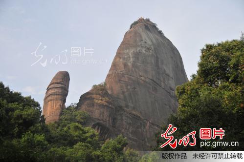 广东韶关:酷似男女生殖器的阴阳石_高殿华