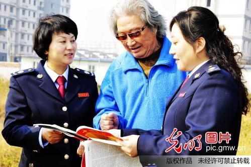 江苏仪征地税局:送法到基层 喜迎十八大_周晓