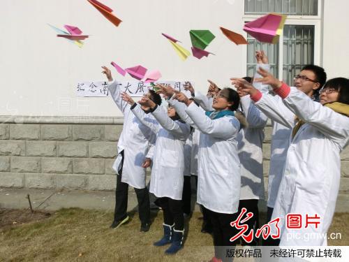 江苏扬州:大学生叠和平鸽纪念南京大屠杀75周