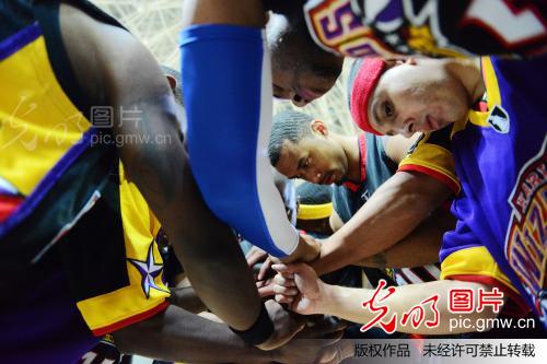 哈林巫师花式篮球队全球巡演走进青岛_新闻