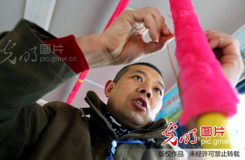 安徽淮北:公交司机自掏腰包给座椅穿冬装_新