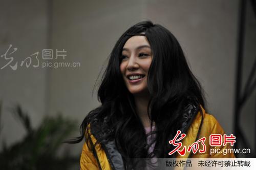 江苏淮安:郑希怡樱桃小嘴秀婚期 唱跳抱笑谢粉