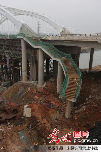 湖南娄底:发生垮塌事故的三大桥建成通车