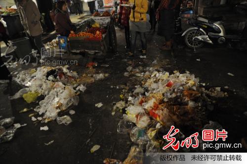 安徽蚌埠小吃街 情人散去 垃圾满地_高建业