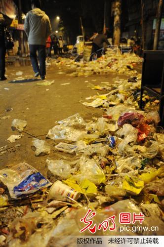 安徽蚌埠小吃街 情人散去 垃圾满地_高建业