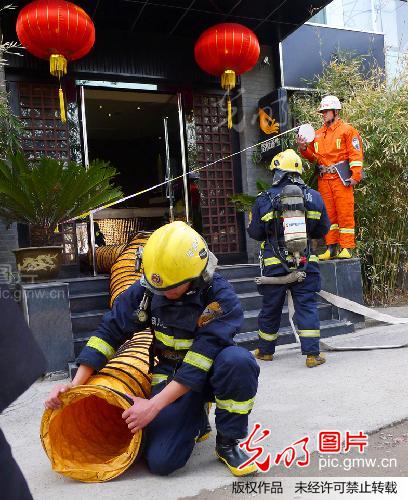 江苏南通:消防战士饭店集中点演习练身手_钱伟