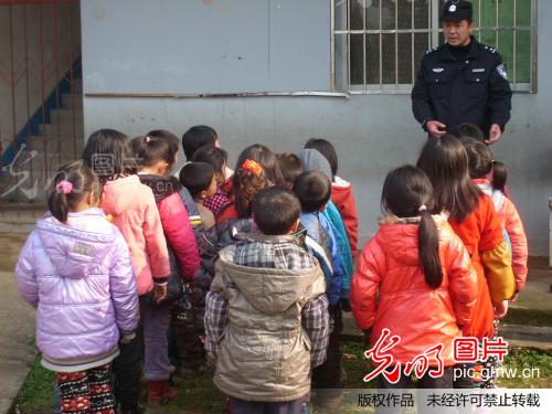吉安铁路派出所民警借助学校第一节安全课开