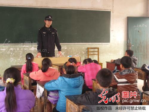 吉安铁路派出所民警借助学校第一节安全课开