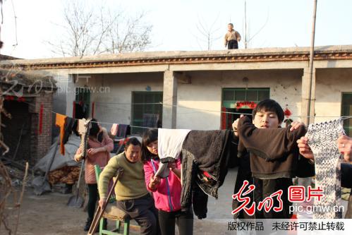 学雷锋见行动--大学生情暖农村结对子残疾单亲