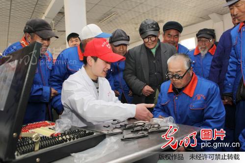 山东阳谷:学雷锋,免费为孤寡老人配眼镜_新闻