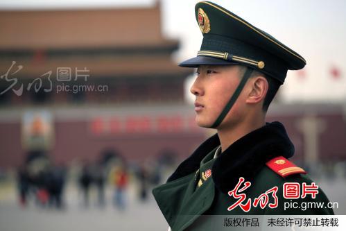 2013两会 北京天安门武警、公安迎风保平安(1