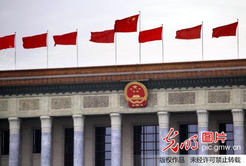 2013两会 北京天安门武警、公安迎风保平安_