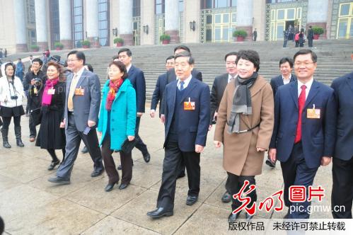 全国政协十二届一次会议在北京闭幕_张薇_ 光