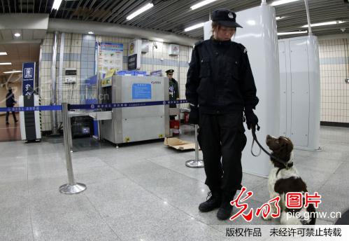 2013两会:天安门武警、公安雨中戒严保平安_