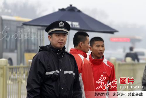 2013两会:天安门武警、公安雨中戒严保平安_