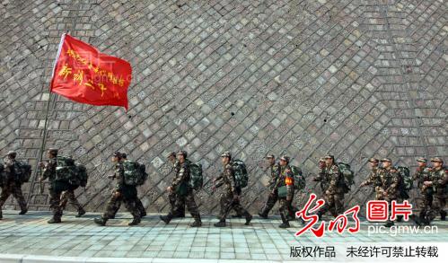 武警新兵野营拉练 实战7天徒步210公里_新闻