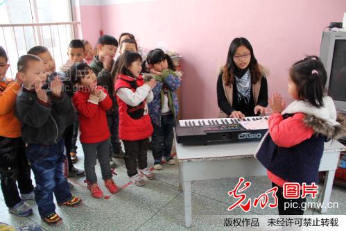 河南内黄:留守娃娃唱儿歌_新闻