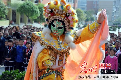 世界戏剧日:传统川剧变脸变进校园_李向雨
