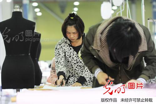 上海4634名中职生技能大赛比拼技能_新闻