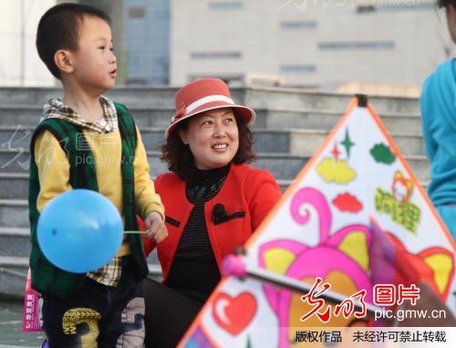 河南许昌:天气热晴高 市民游玩乐_耿国庆