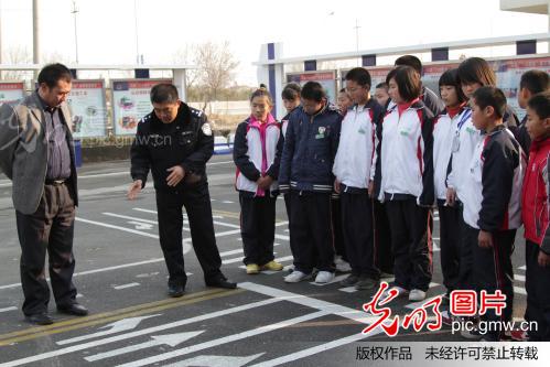 山东东营:安全教育课堂搬进交警队_黄金光