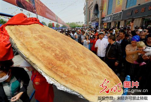 新疆首届罗布人烧烤节开幕_金炜