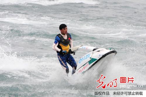 山东青岛:水上飞人表演吸引游人