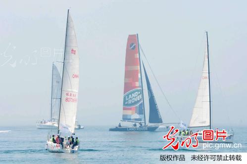 山东青岛:水上飞人表演吸引游人