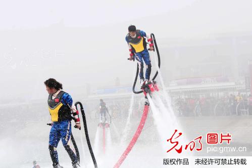 山东青岛:水上飞人表演吸引游人