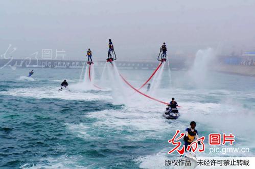 山东青岛:水上飞人表演吸引游人