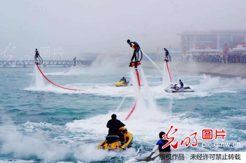 山东青岛:水上飞人表演吸引游人