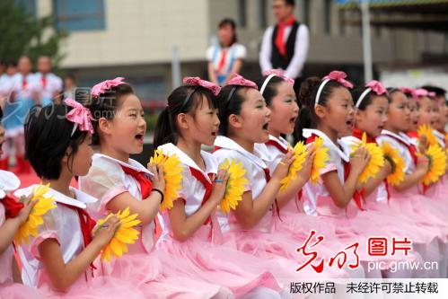 安徽亳州:红领巾少年载歌载舞迎六一(